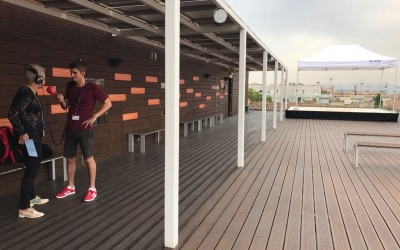 Aleix Graell parlant amb Eva Buch al Mirador del Museu del Gas | Roger Benet